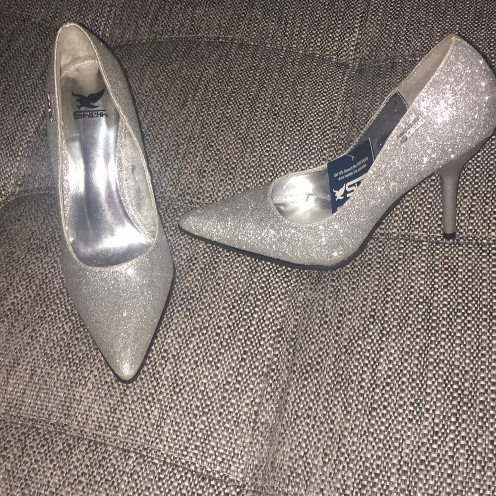 BEAUTIFUL sparkly silver heels